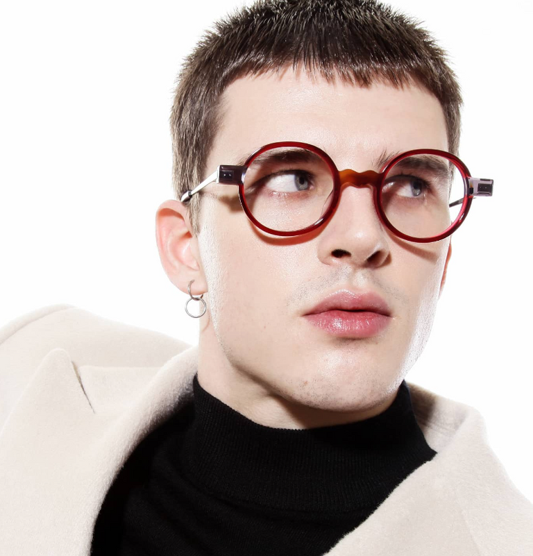 Lindberg a été fondée en 1986 par Henrik Lindberg et son père, Paul-Jorn Lindberg.  Les lunettes Lindberg sont l'incarnation du design danois, elles allient qualité, fonctionnalité, légèreté et confort.  Chaque monture est unique et est fabriquée de façon minimaliste c’est-à-dire sans vis, rivets ou pièces soudées : la monture ultralégère est finie à la main par des spécialistes de la lunetterie.